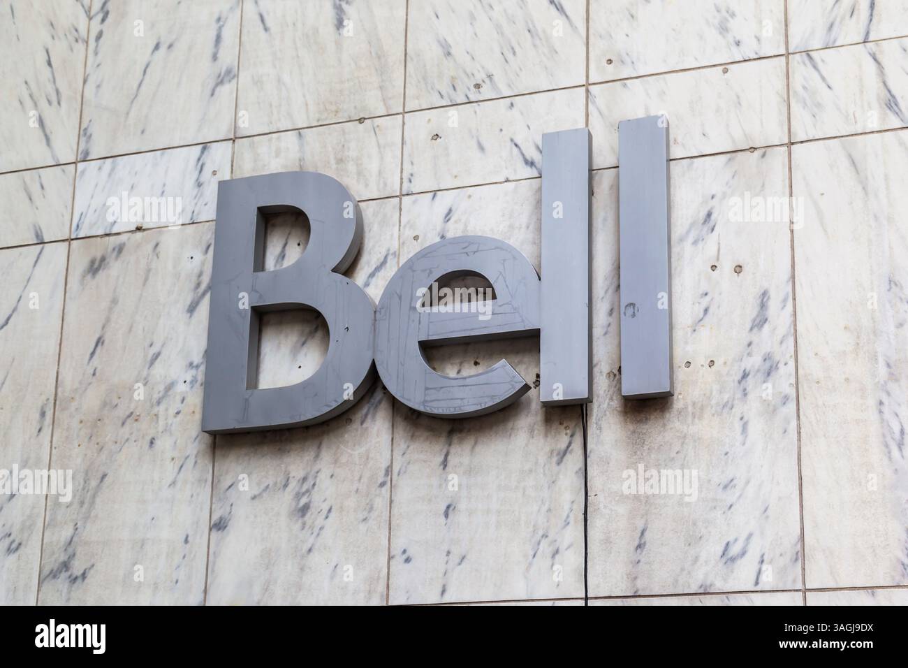 TORONTO, KANADA - 30. JUNI 2017: Schild von Bell Canada auf dem Bürogebäude in der Innenstadt von Toronto. Stockfoto