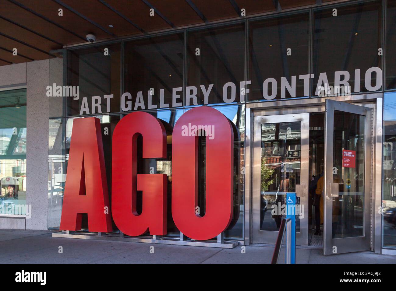 TORONTO, KANADA - 3. NOVEMBER 2017: Eingang der Art Gallery of Ontario, einem Kunstmuseum in Toronto, Ontario. Stockfoto