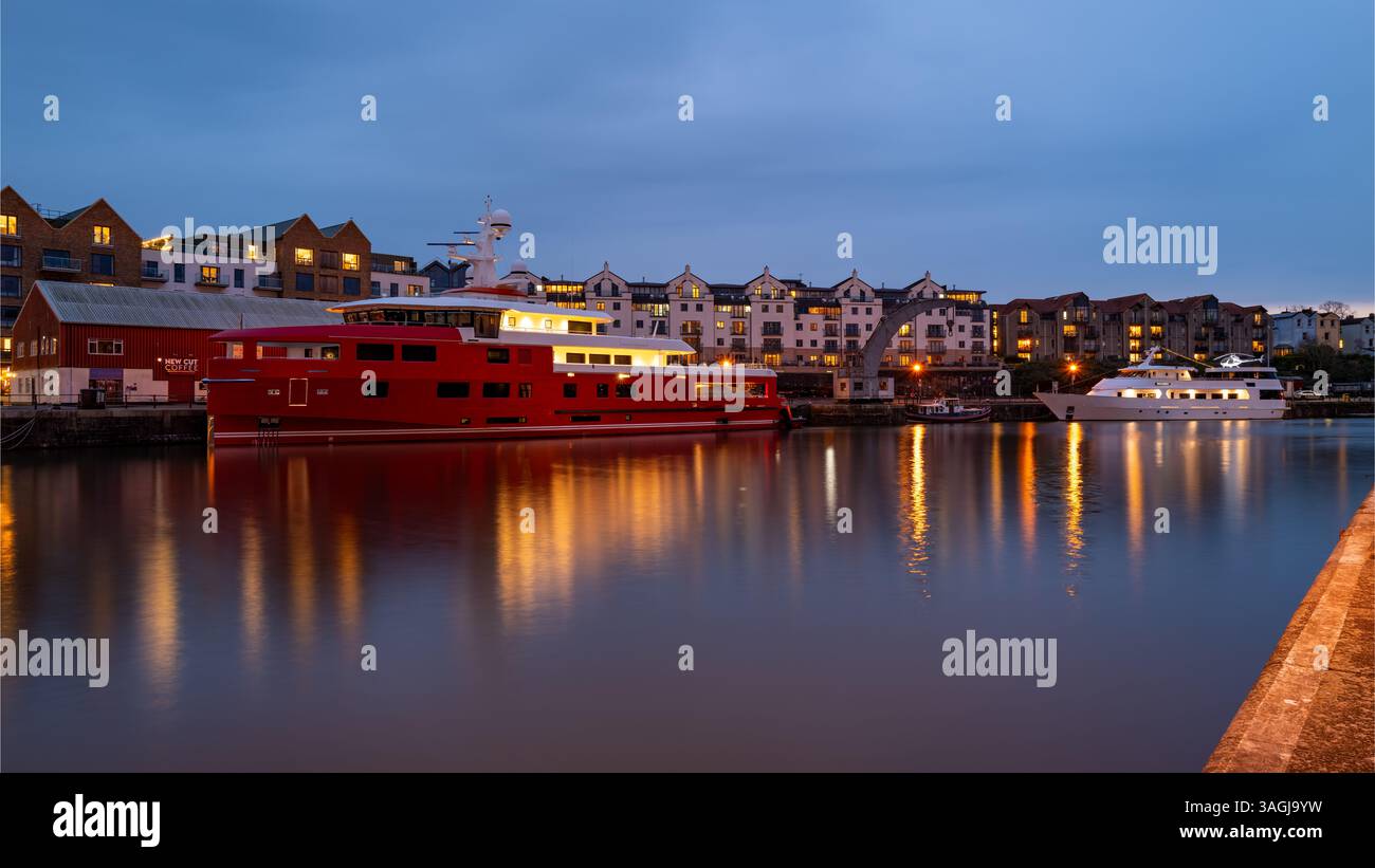 Die Superyacht Akula legte im April 2025 im Hafen von Bristol an Stockfoto