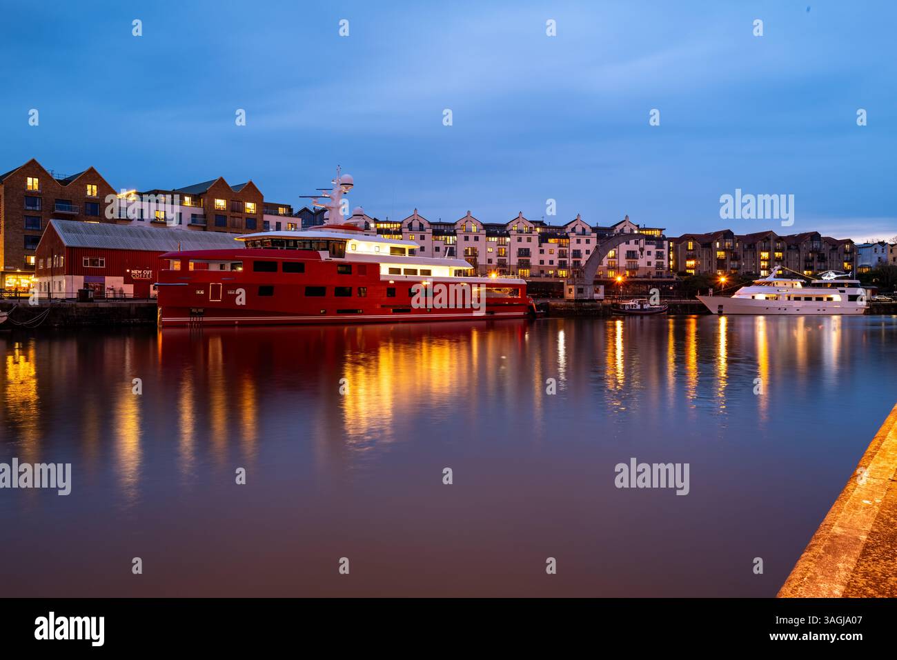 Die Superyacht Akula legte im April 2025 im Hafen von Bristol an Stockfoto