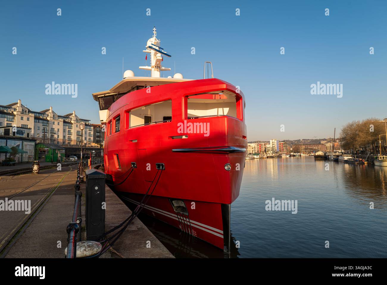 Die Superyacht Akula legte im April 2025 im Hafen von Bristol an Stockfoto
