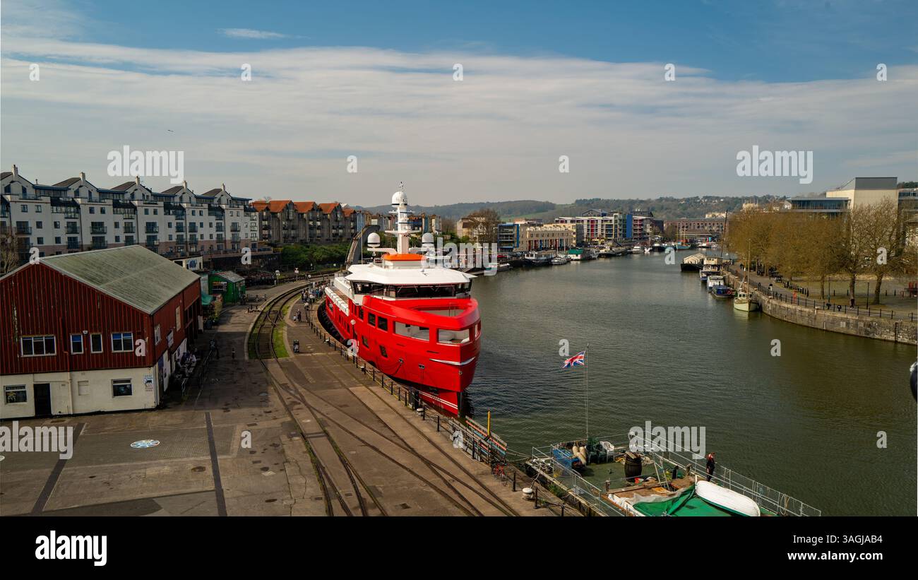 Die Superyacht Akula legte im April 2025 im Hafen von Bristol an Stockfoto