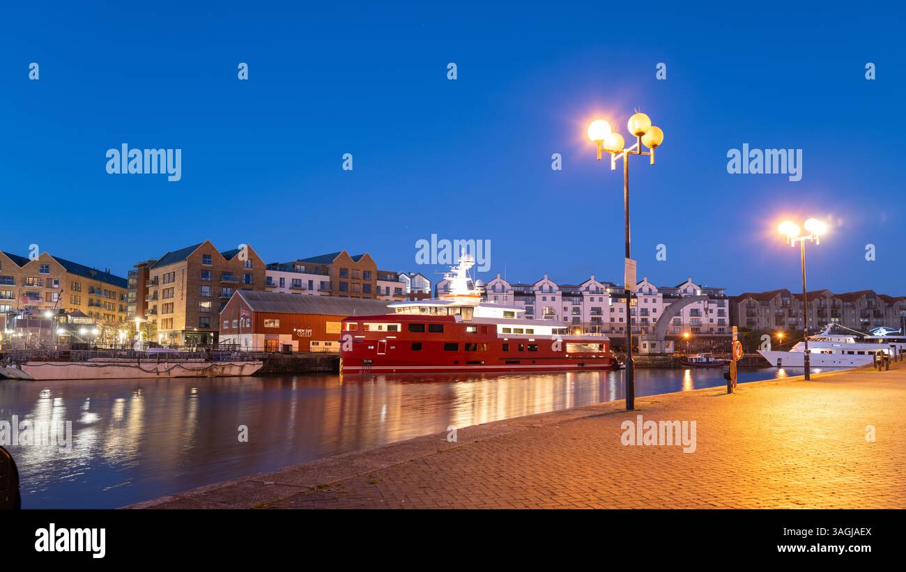 Die Superyacht Akula legte im April 2025 im Hafen von Bristol an Stockfoto