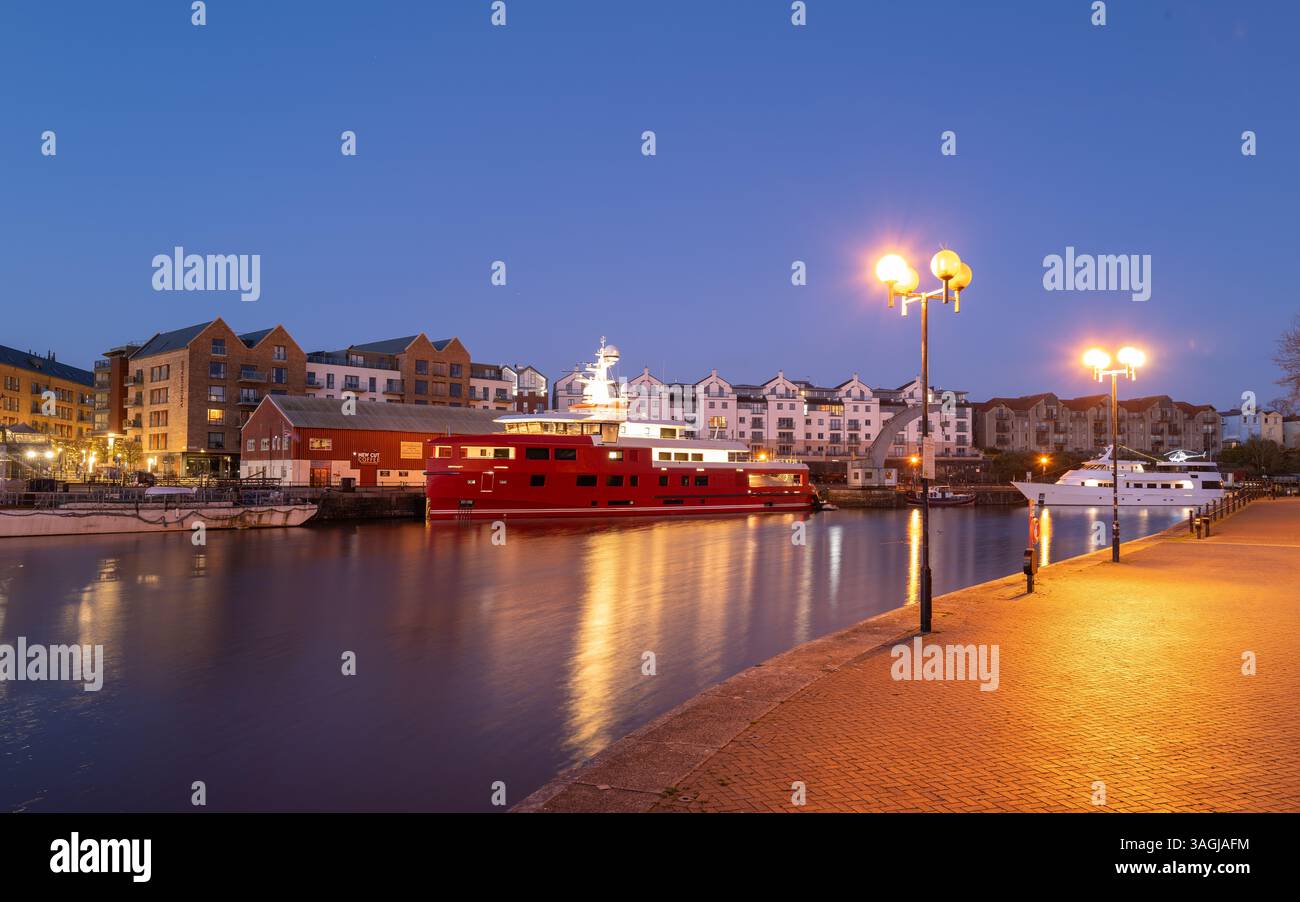 Die Superyacht Akula legte im April 2025 im Hafen von Bristol an Stockfoto