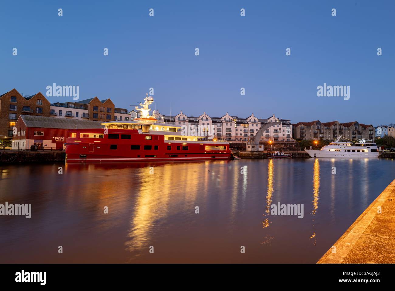 Die Superyacht Akula legte im April 2025 im Hafen von Bristol an Stockfoto
