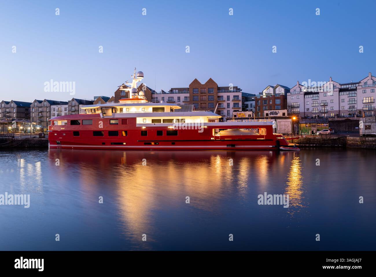 Die Superyacht Akula legte im April 2025 im Hafen von Bristol an Stockfoto