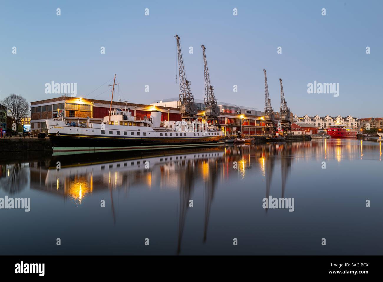 Bristol Hafen bei Sonnenaufgang mit dem alten Ausflugsschiff „The Balmoral“ im Vordergrund Großbritanniens Stockfoto