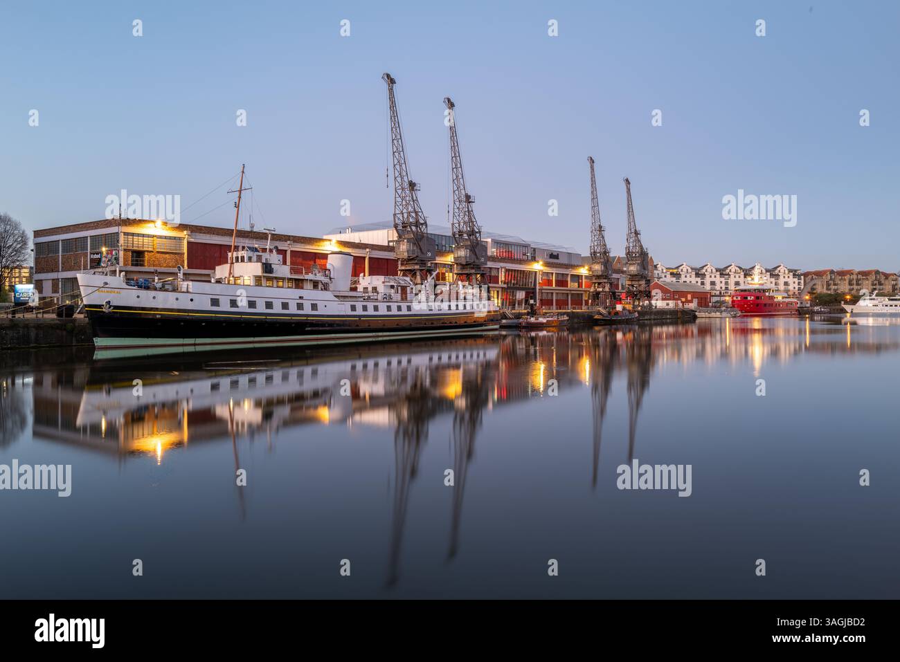 Bristol Hafen bei Sonnenaufgang mit dem alten Ausflugsschiff „The Balmoral“ im Vordergrund Großbritanniens Stockfoto