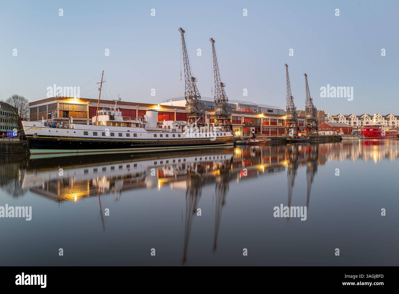 Bristol Hafen bei Sonnenaufgang mit dem alten Ausflugsschiff „The Balmoral“ im Vordergrund Großbritanniens Stockfoto