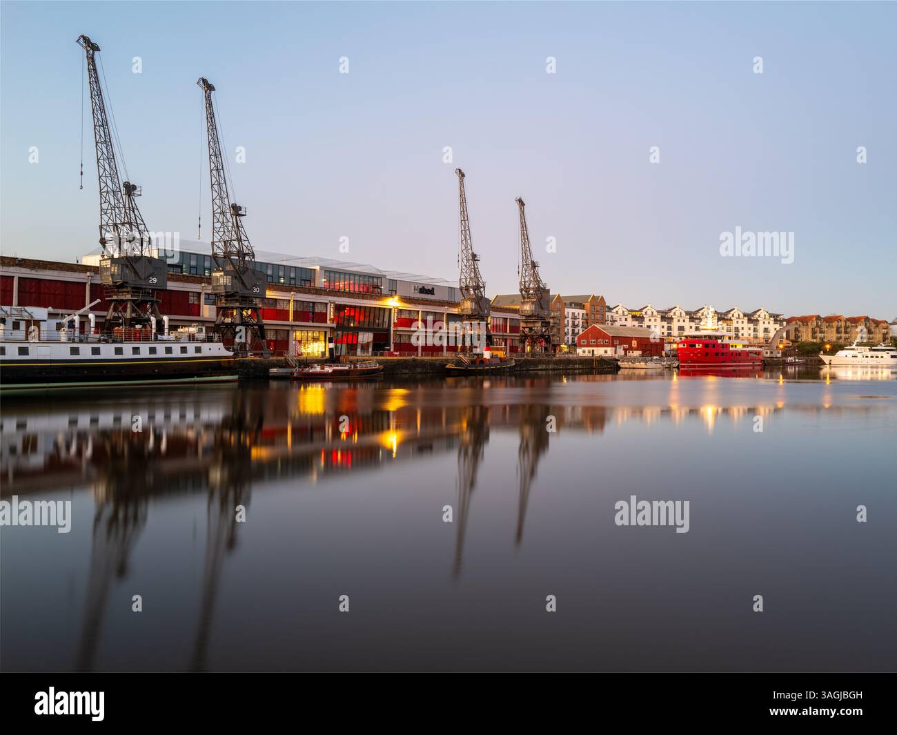 Bristol Hafen bei Sonnenaufgang mit dem alten Ausflugsschiff „The Balmoral“ im Vordergrund Großbritanniens Stockfoto