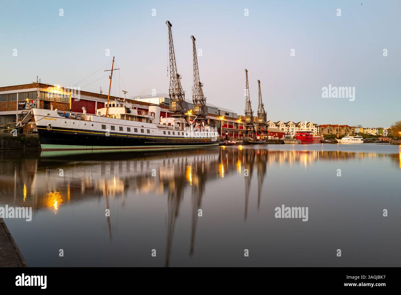 Bristol Hafen bei Sonnenaufgang mit dem alten Ausflugsschiff „The Balmoral“ im Vordergrund Großbritanniens Stockfoto