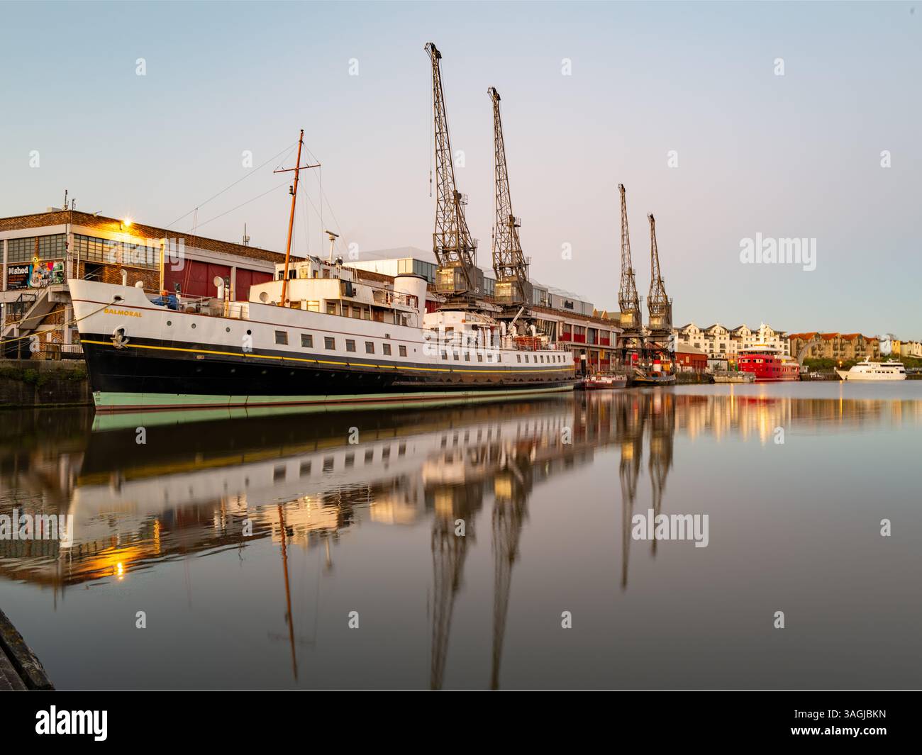 Bristol Hafen bei Sonnenaufgang mit dem alten Ausflugsschiff „The Balmoral“ im Vordergrund Großbritanniens Stockfoto