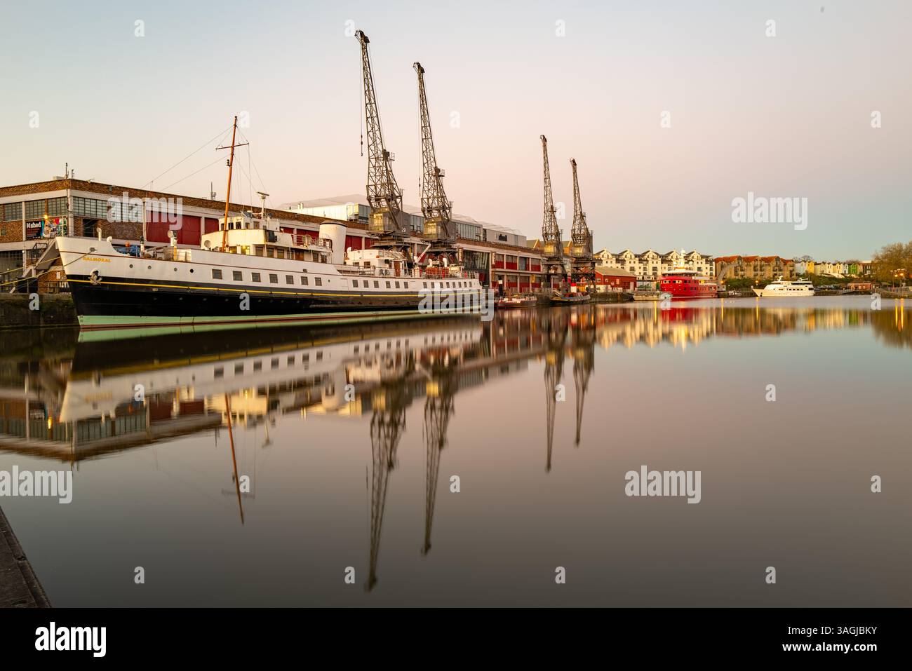 Bristol Hafen bei Sonnenaufgang mit dem alten Ausflugsschiff „The Balmoral“ im Vordergrund Großbritanniens Stockfoto