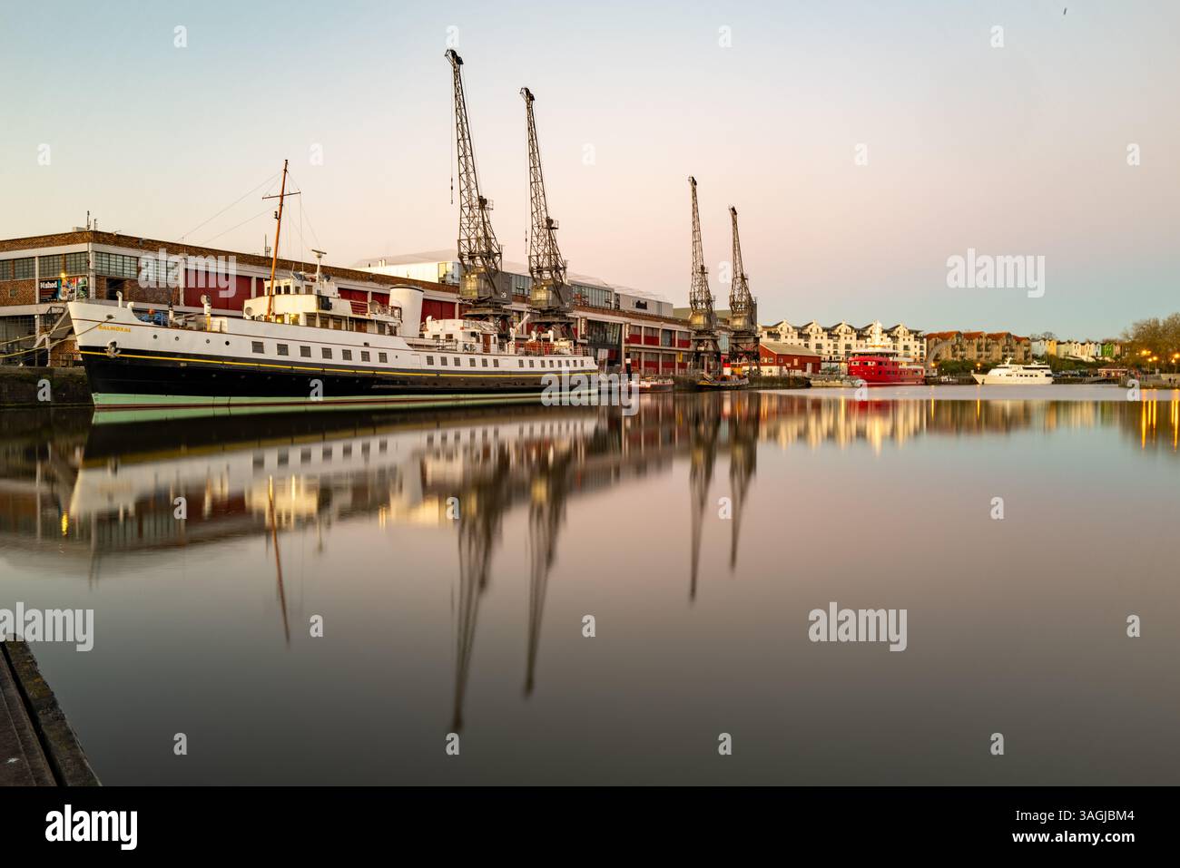 Bristol Hafen bei Sonnenaufgang mit dem alten Ausflugsschiff „The Balmoral“ im Vordergrund Großbritanniens Stockfoto