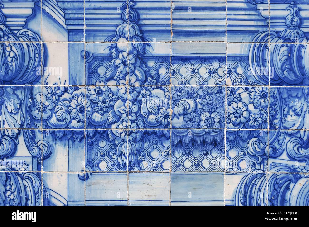 Fragment einer kunstvollen Außenfassade. Traditionelles portugiesisches Erbe. Berühmte Kapelle der Seelen. Die Kirche ist mit Azulejo-Fliesen bedeckt, mit bemalten Blumen. Stockfoto
