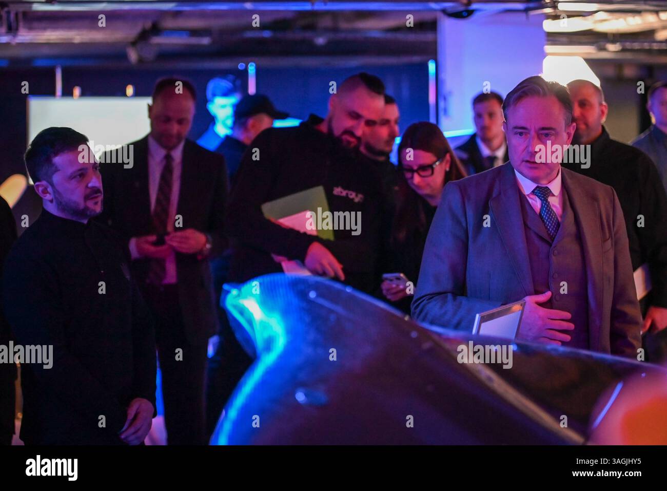 Kiew, Ukraine. April 2025. Der belgische Premierminister Bart de Wever inspiziert während einer ukrainischen Verteidigung eine in der Ukraine hergestellte Anti-Areal-Drohne, während Präsident Wolodymyr Zelenskyj neben ihm steht, während einer Messe der Verteidigungsindustrie am 8. April 2025 in Kiew, Ukraine. Dies ist der erste Besuch von Premierminister Bart de Wever seit Beginn seiner Premierministerschaft im Februar 2025 (Foto: Justin Yau/SIPA USA) Credit: SIPA USA/Alamy Live News Stockfoto