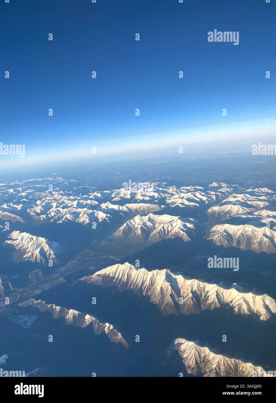 Schneebedeckte Gipfel von hoch oben - Smartphone-aufgenommenes Stockfoto