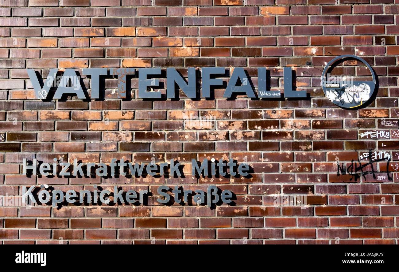 Vattenfall-Logo auf der Ziegelwand des Heizkraftwerks Mitte in Berlin, Köpenicker Straße, mit Graffiti und verwitterter Textur. Stockfoto