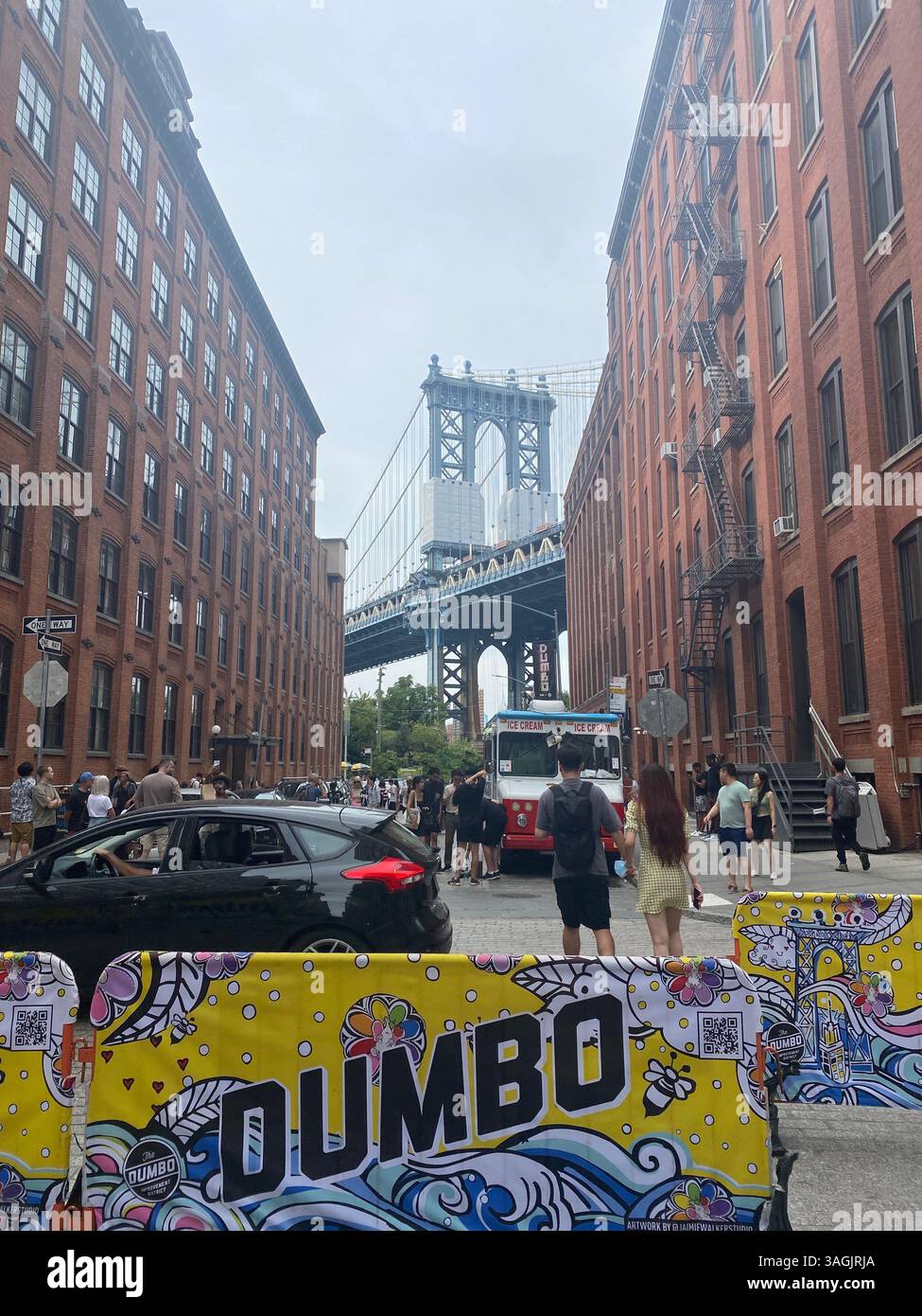 New York, NY, USA - 09-03-2022 : Blick auf die Brooklyn Bridge von Brooklyn - Smartphone-aufgenommenes Stockfoto