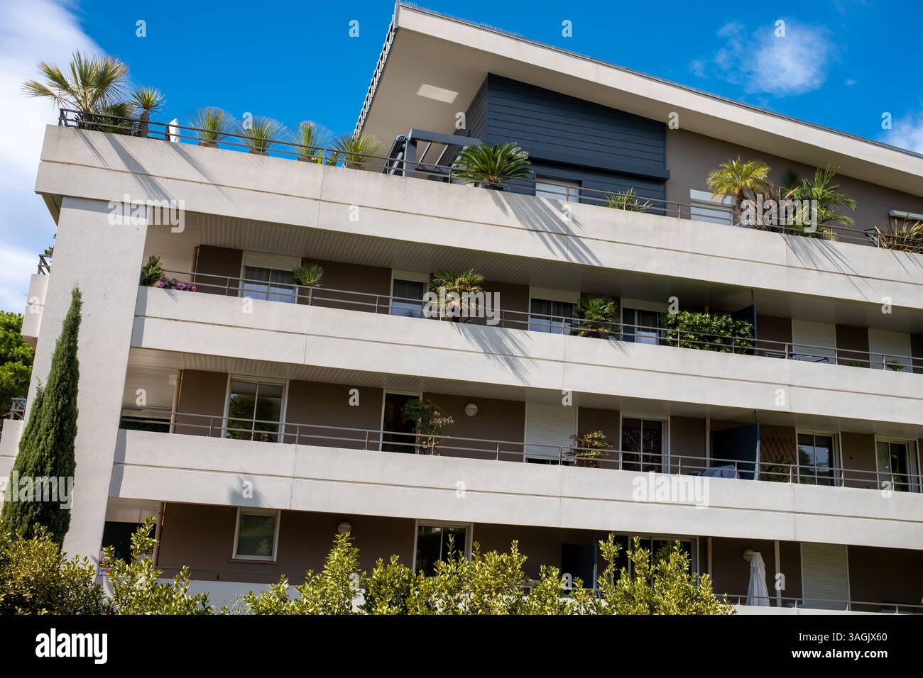 Antibes, Frankreich - 27.09.2022: Modernes Apartmenthaus in Antibes, französische Riviera Stockfoto