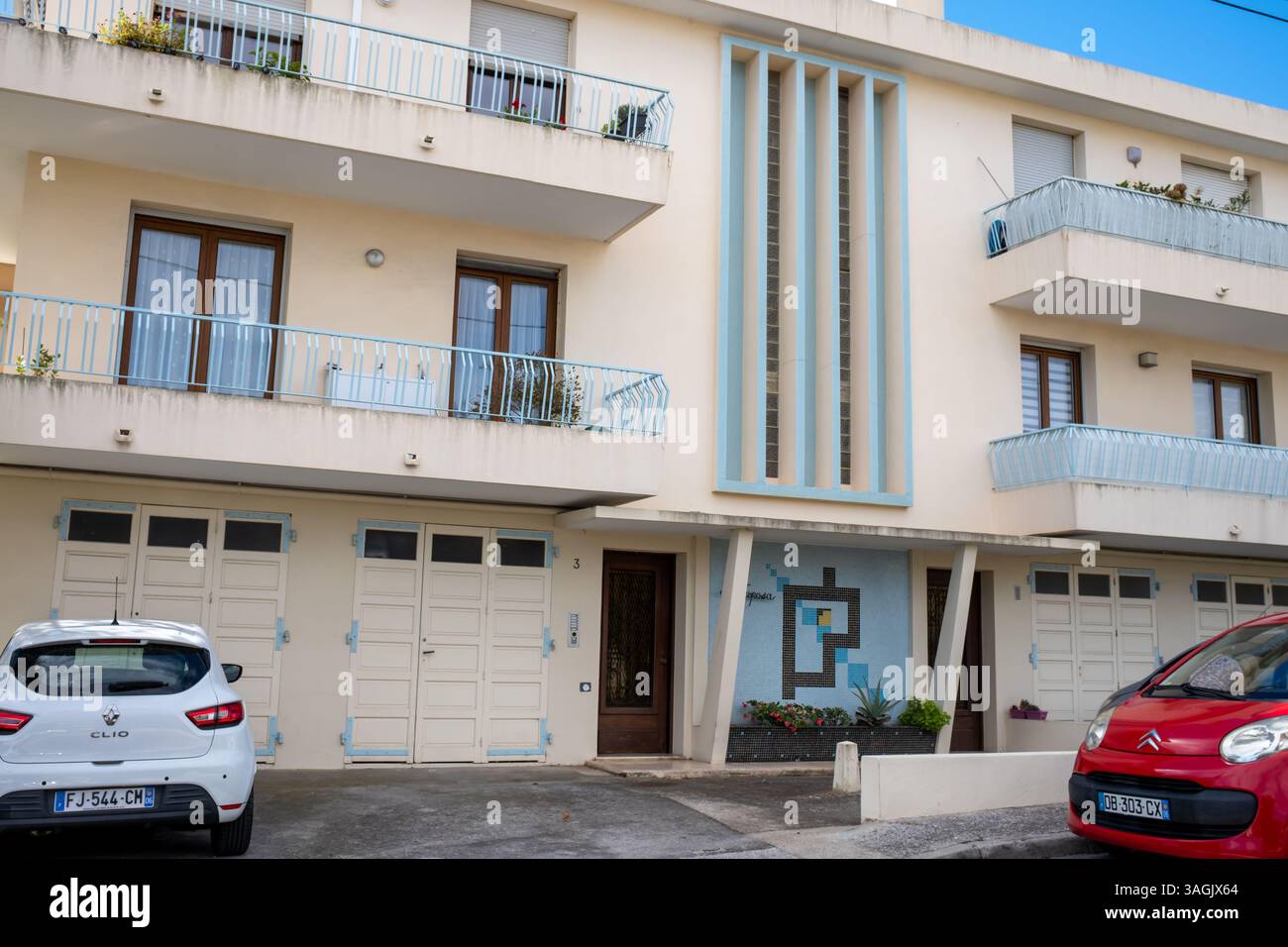 Antibes, Frankreich - 27.09.2022: Art-Deco-Apartmentgebäude in Antibes, französische Riviera Stockfoto