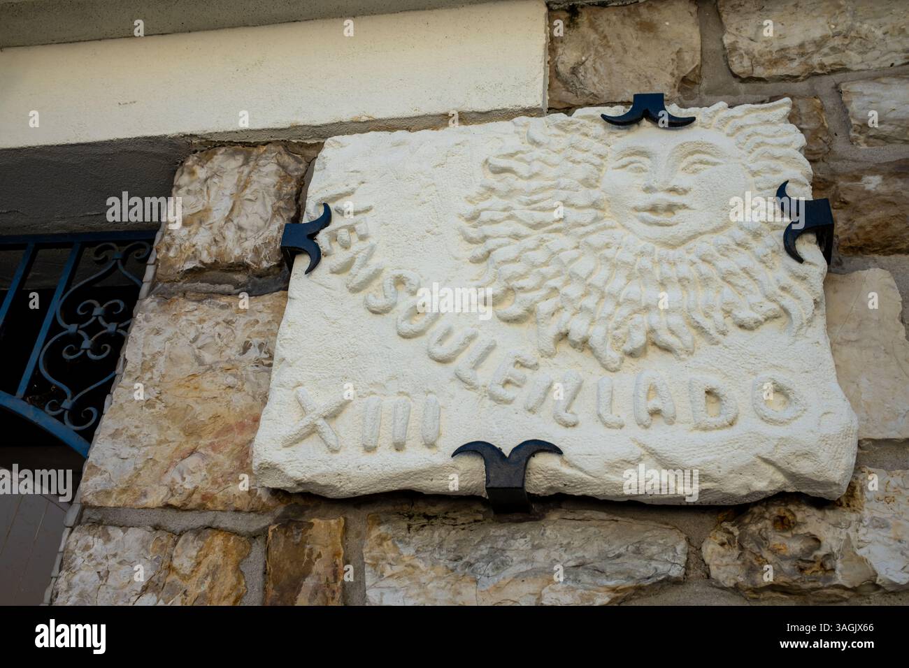 Antibes, Frankreich - 27.09.2022 : Name des Hauses und Dekoration mit Steinschnitzereien als Sonne an der französischen Riviera Stockfoto