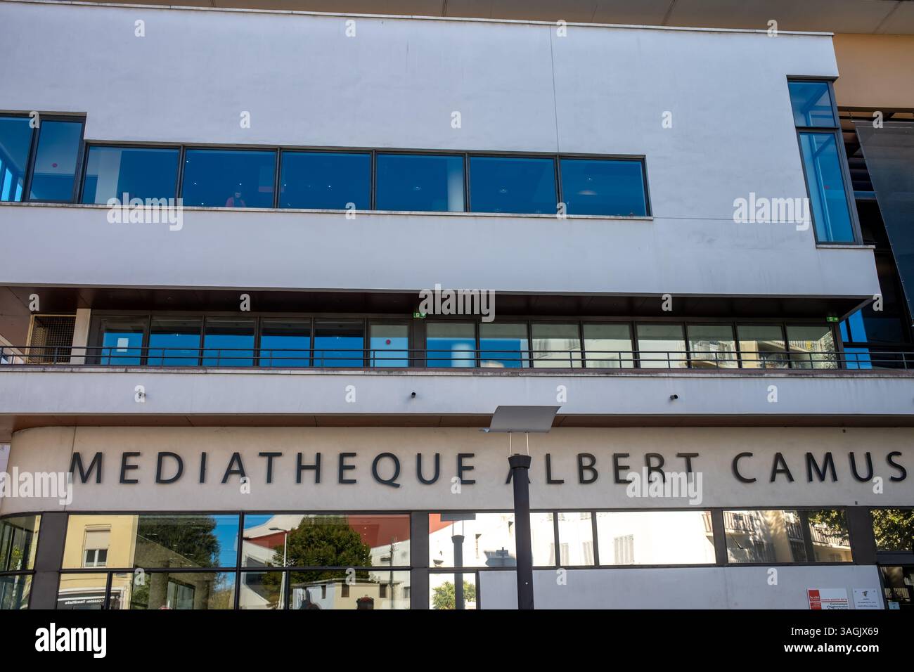 Antibes, Frankreich - 27.09.2022: Wichtigste öffentliche Bibliothek mit dem Namen "Mediatheque Albert Camus" in Antibes, französische Riviera Stockfoto