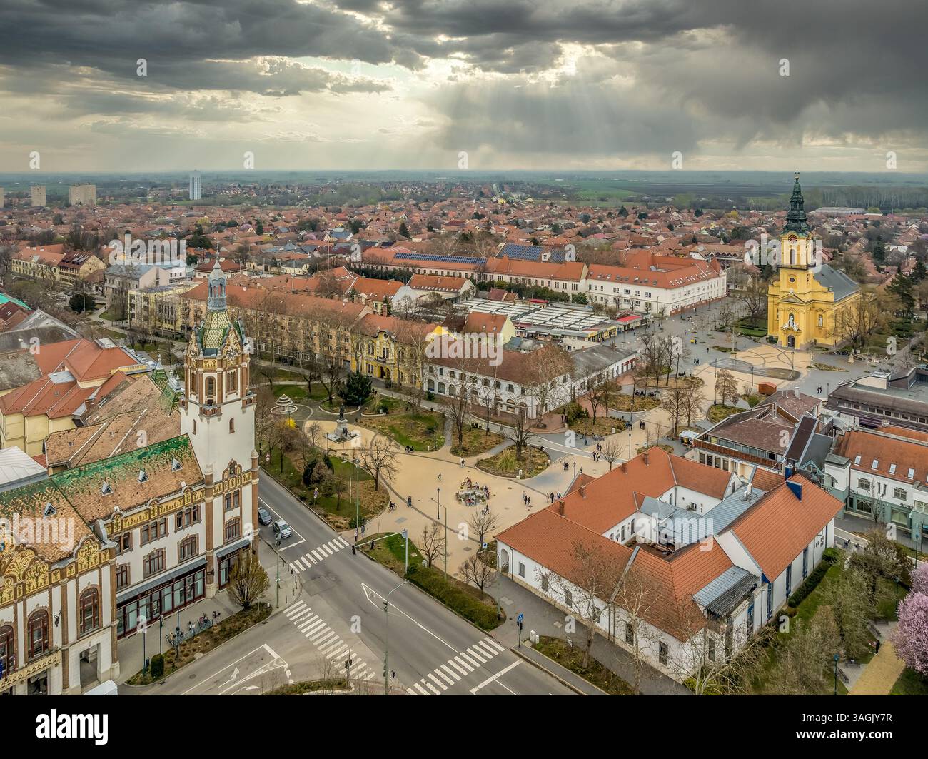 Blick aus der Vogelperspektive auf das Stadtzentrum von Kiskunfelegyhaza mit beeindruckendem Jugendstil-Rathaus, das mit Zsolnay-Keramik bedeckt ist Stockfoto