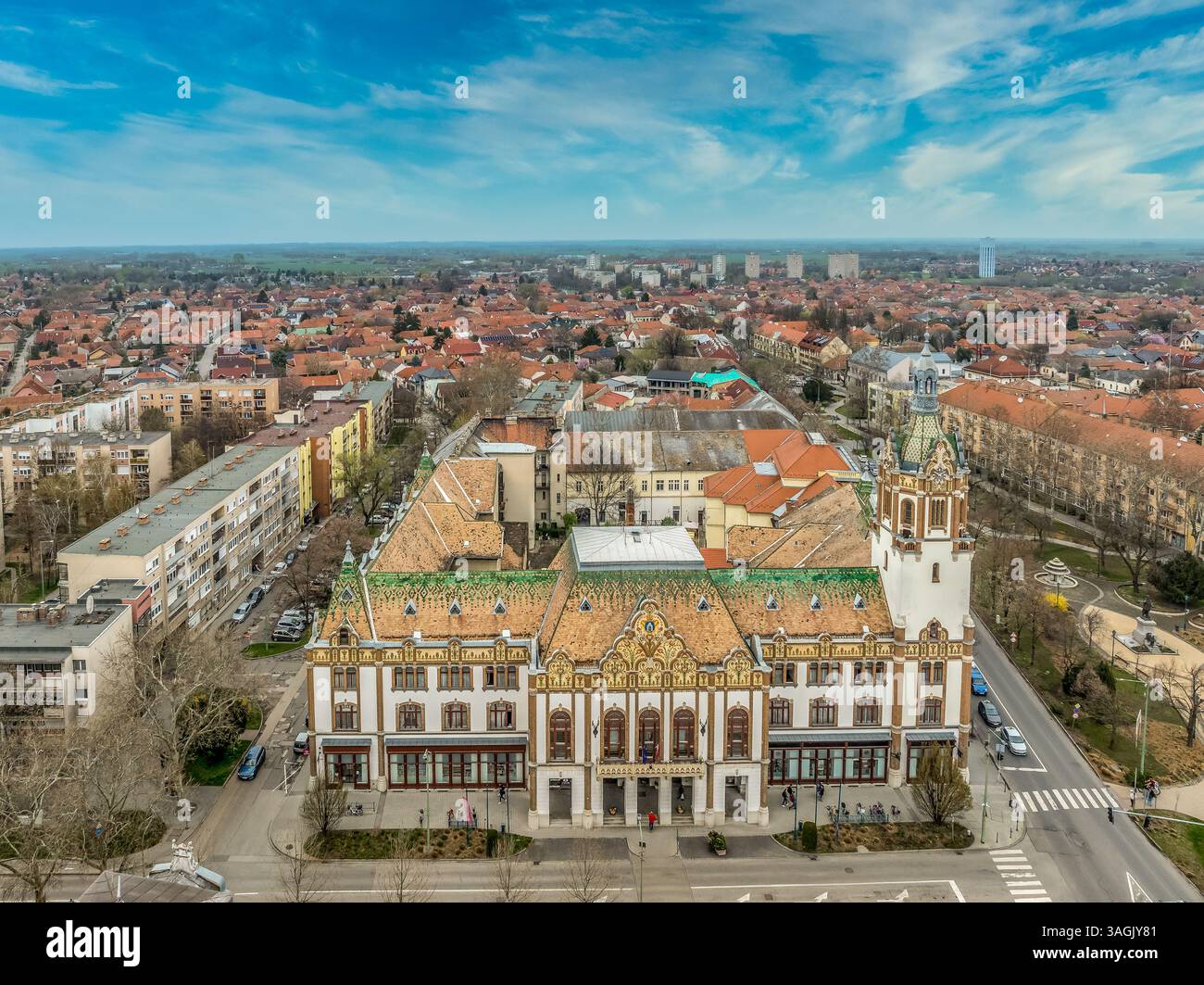 Blick aus der Vogelperspektive auf das Stadtzentrum von Kiskunfelegyhaza mit beeindruckendem Jugendstil-Rathaus, das mit Zsolnay-Keramik bedeckt ist Stockfoto