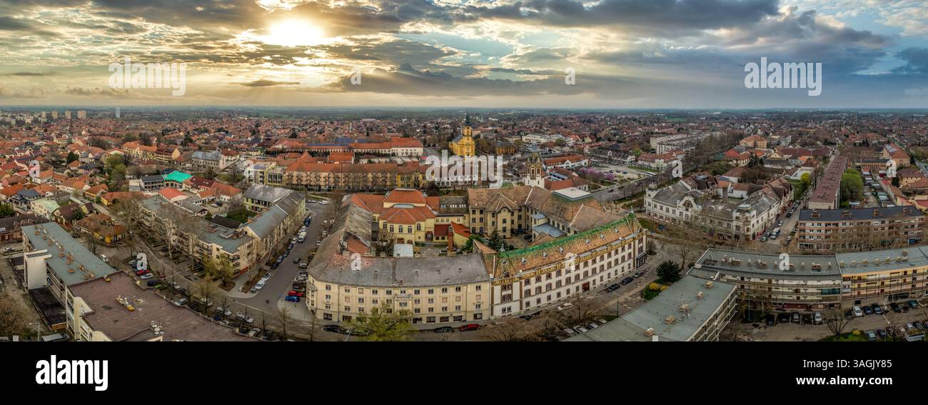 Blick aus der Vogelperspektive auf das Stadtzentrum von Kiskunfelegyhaza mit beeindruckendem Jugendstil-Rathaus, das mit Zsolnay-Keramik bedeckt ist Stockfoto
