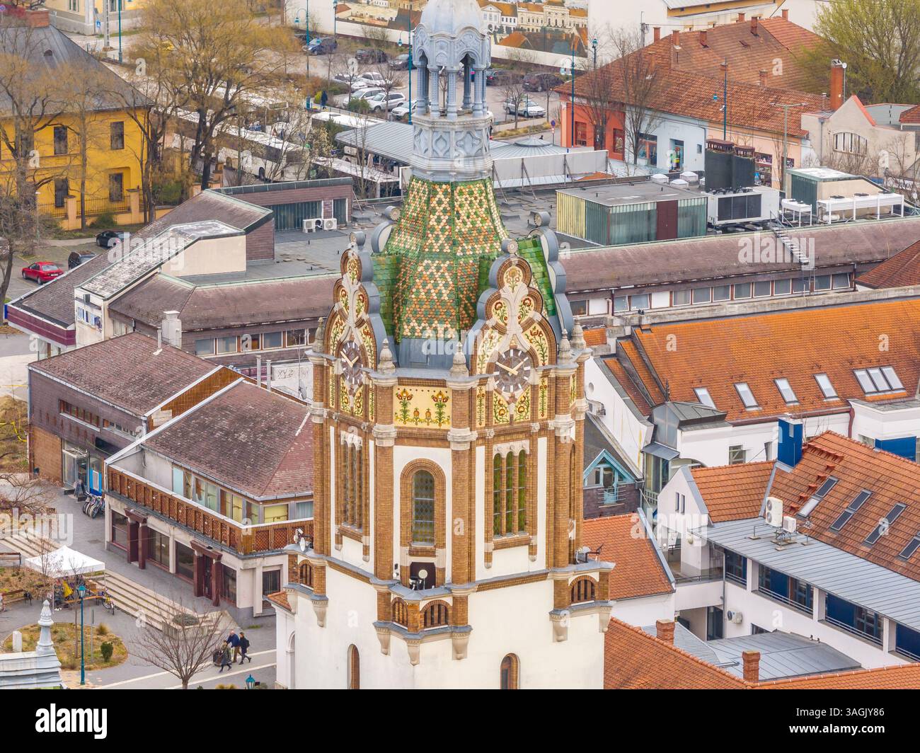 Blick aus der Vogelperspektive auf den Jugendstil-Rathausturm von Kiskunfelegyhaza, bedeckt mit Zsolnay-Keramik Stockfoto