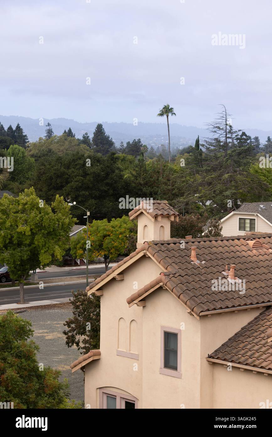 Nachmittagsblick auf dichte Häuser und Einfamilienhäuser in der Nähe der Innenstadt von Mountain View, Kalifornien, USA. Stockfoto