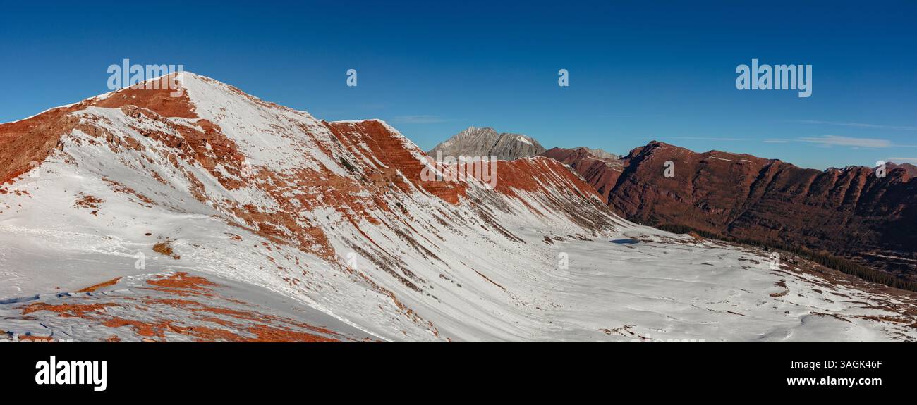 Frischer Morgen vom Frigid Air Pass auf einer Wanderung zum Fravert Peak (13,063') südlich von Aspen und westlich von Crested Butte Colorado tief in den Elk Mountains. Stockfoto