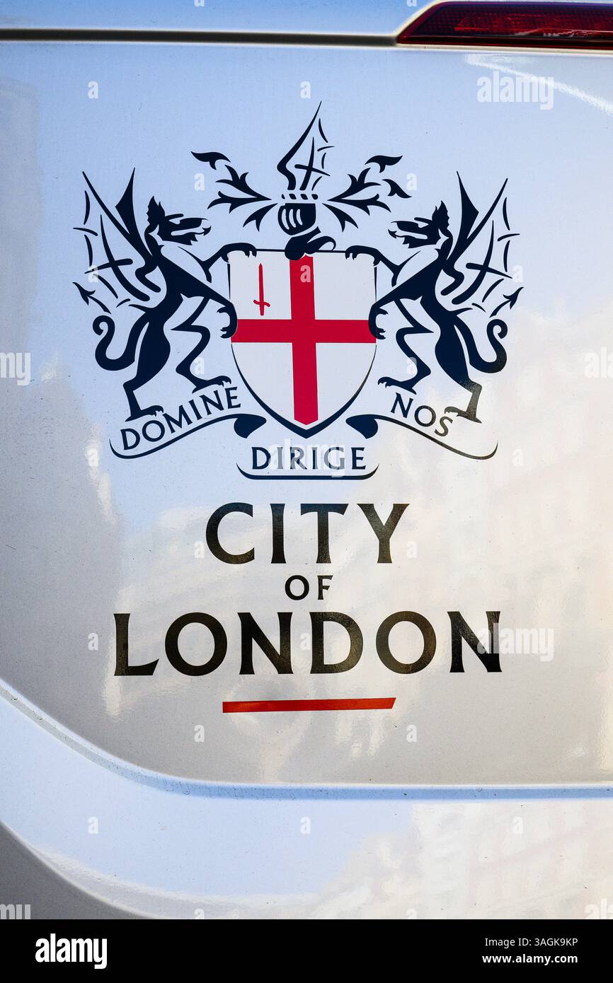London, UK - 3. April 2025; Wappen der Stadt London auf einem Fahrzeug in Nahaufnahme Stockfoto