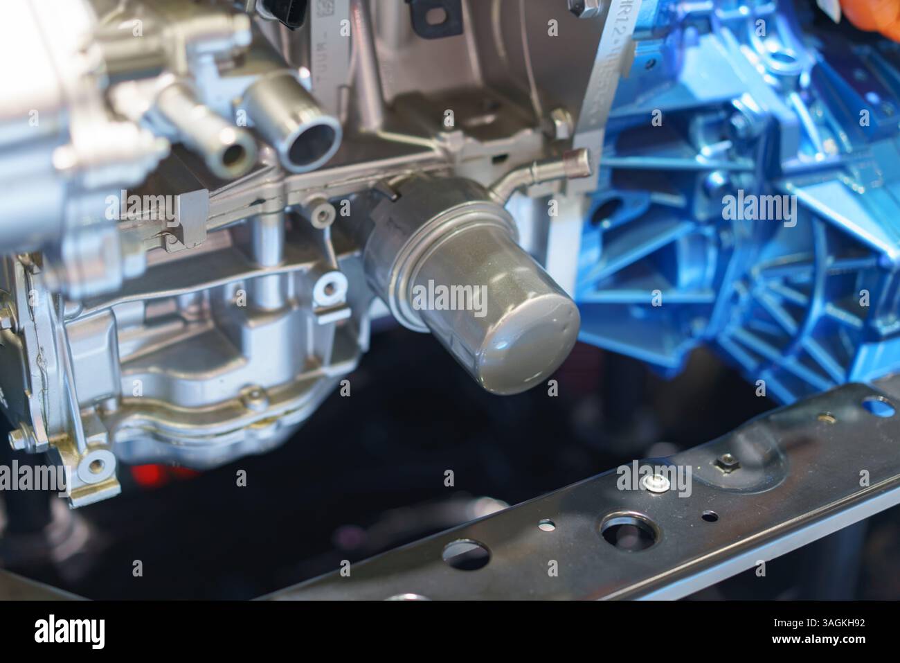 Detaillierter Blick auf den Motorblock und den angebrachten Ölfilter in einem modernen Fahrzeug mit fortschrittlicher Automobiltechnik für effiziente Leistung. Stockfoto