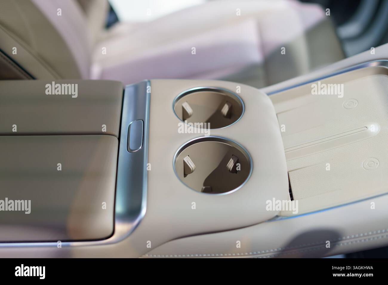 Die elegante Autokonsole mit zwei Getränkehaltern, einem strukturierten Ablagefach und stilvollen Nähten eignet sich perfekt für ein komfortables, organisiertes und raffiniertes Interieur. Stockfoto