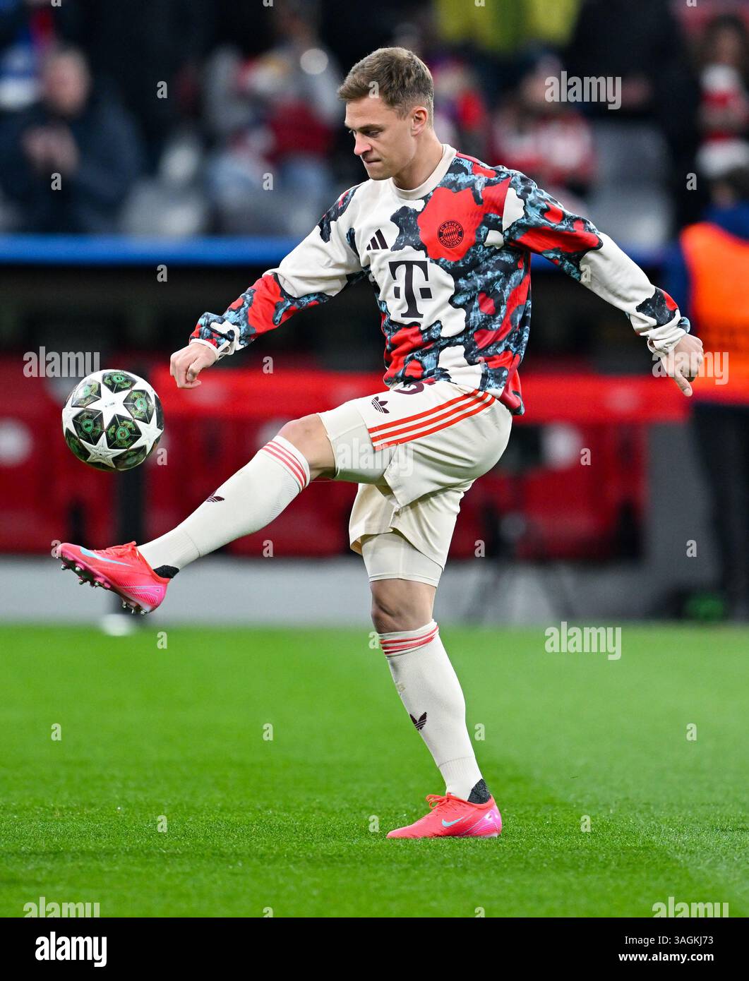 München, Deutschland. April 2025. Fußball: Champions League, Bayern München - Inter Mailand, K.-o.-Runde, Viertelfinale, erstes Leg in der Allianz Arena. Münchner Joshua Kimmich wärmt sich auf. Quelle: Sven Hoppe/dpa/Alamy Live News Stockfoto