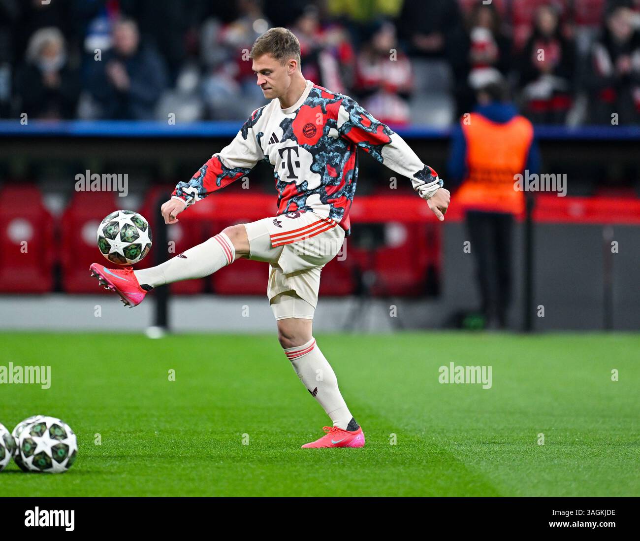 München, Deutschland. April 2025. Fußball: Champions League, Bayern München - Inter Mailand, K.-o.-Runde, Viertelfinale, erstes Leg in der Allianz Arena. Münchner Joshua Kimmich wärmt sich auf. Quelle: Sven Hoppe/dpa/Alamy Live News Stockfoto
