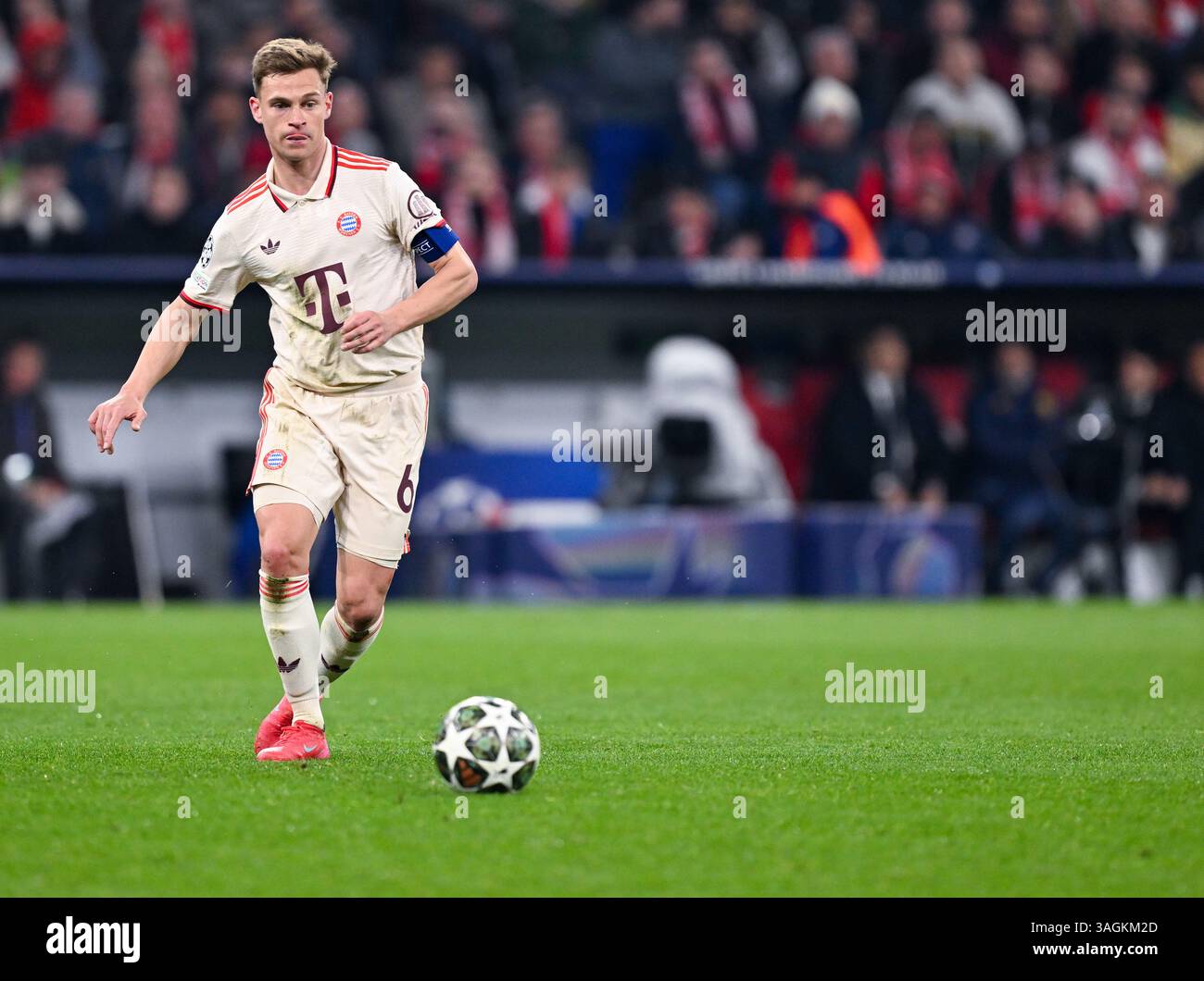 München, Deutschland. April 2025. Fußball: Champions League, Bayern München - Inter Mailand, K.-o.-Runde, Viertelfinale, erstes Leg in der Allianz Arena. Joshua Kimmich aus München spielt den Ball. Quelle: Sven Hoppe/dpa/Alamy Live News Stockfoto