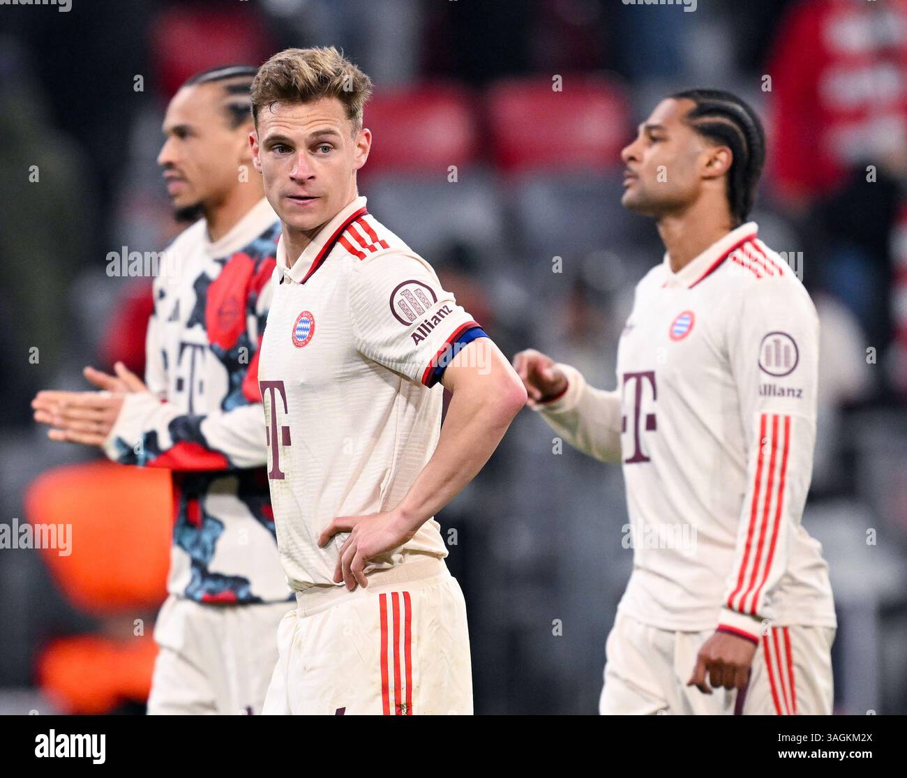 München, Deutschland. April 2025. Fußball: Champions League, Bayern München - Inter Mailand, K.-o.-Runde, Viertelfinale, erstes Leg in der Allianz Arena. Leroy Sane (l-r), Joshua Kimmich und Serge Gnabry aus München stehen nach dem Spiel mit den Fans zusammen. Quelle: Sven Hoppe/dpa/Alamy Live News Stockfoto
