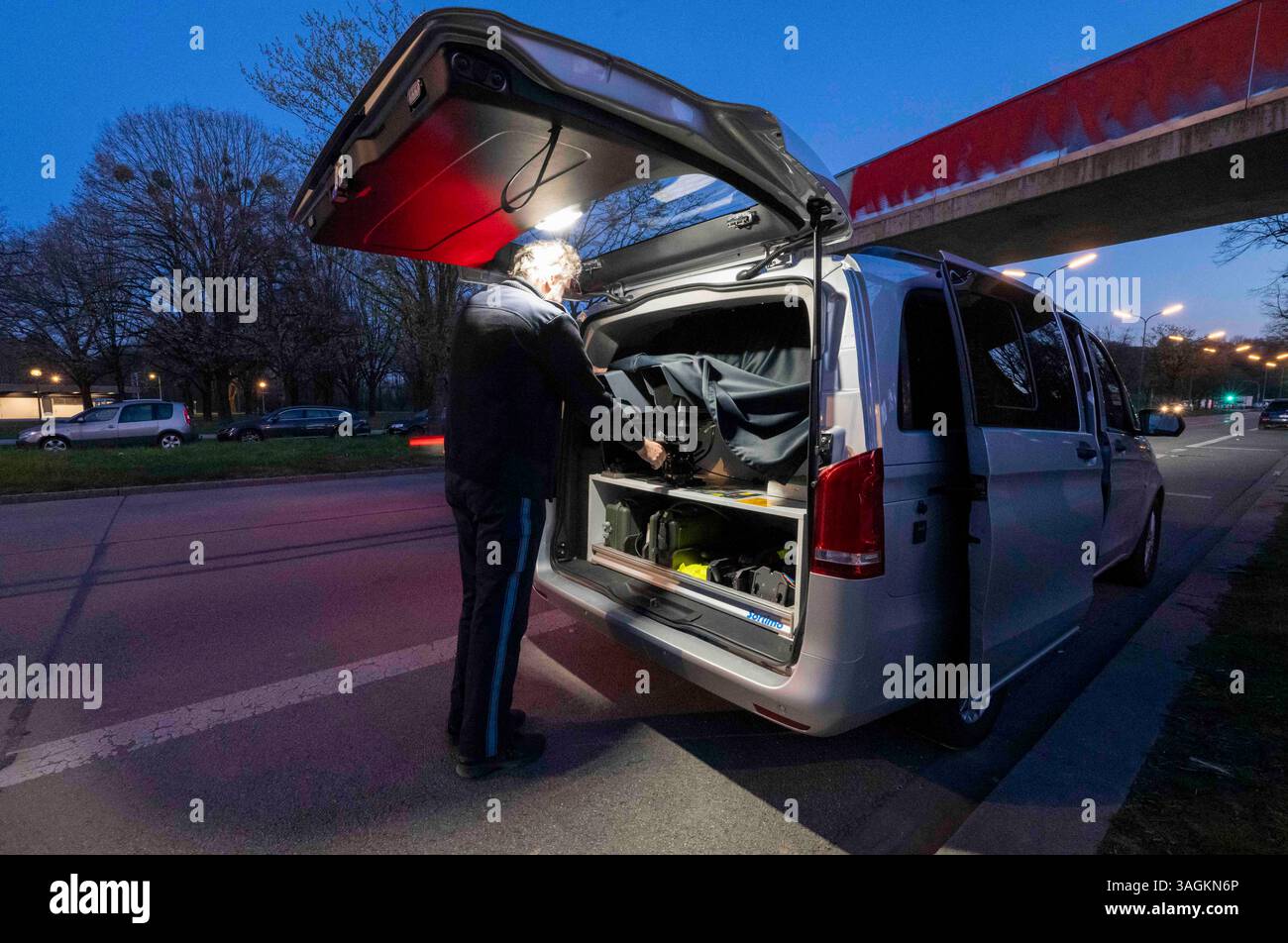 München, Deutschland. April 2025. Ein Polizist baut sein Radarsystem Poliscan FM1 in den frühen Morgenstunden für den Radarmarathon in Bayern auf. Ab 6,00 Uhr überwacht die Polizei die Straßengeschwindigkeit an rund 1.500 Kontrollpunkten in ganz Bayern 24 Stunden lang. Quelle: Peter Kneffel/dpa/Alamy Live News Stockfoto