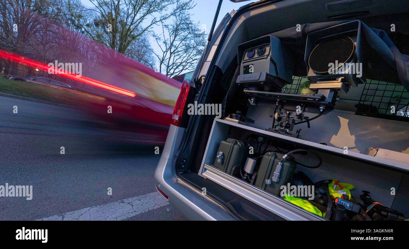 München, Deutschland. April 2025. Ein Radarsystem Poliscan FM1 steht am Straßenrand in den frühen Morgenstunden. Ab 6,00 Uhr kontrolliert die Polizei 24 Stunden lang die Verkehrsgeschwindigkeit an rund 1.500 Kontrollpunkten in ganz Bayern. Quelle: Peter Kneffel/dpa/Alamy Live News Stockfoto