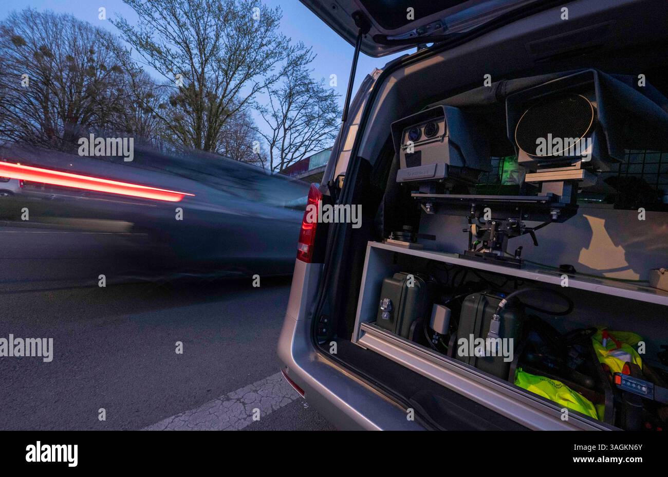 München, Deutschland. April 2025. Am Straßenrand steht in den frühen Morgenstunden ein Radarsystem „Poliscan FM1“. Ab 6,00 Uhr kontrolliert die Polizei 24 Stunden lang die Verkehrsgeschwindigkeit an rund 1.500 Kontrollpunkten in ganz Bayern. Quelle: Peter Kneffel/dpa/Alamy Live News Stockfoto