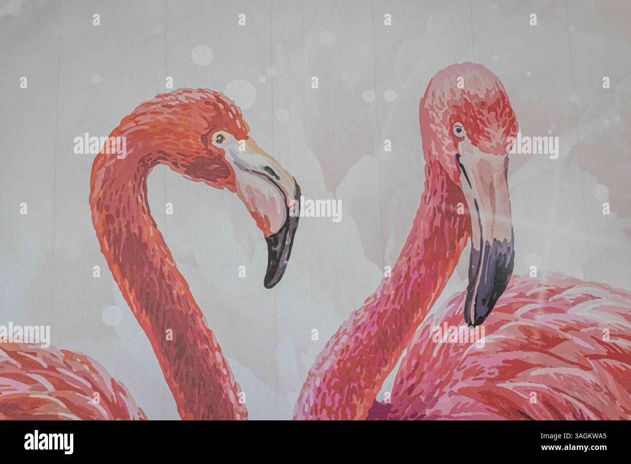 Nahaufnahme der künstlerischen Flamingowand mit zwei Flamingos in sanften rosafarbenen Aquarelltönen vor hellem Hintergrund. Stockfoto Nahaufnahme der künstlerischen Flamingowand mit zwei Flamingos in sanften rosafarbenen Aquarelltönen vor hellem Hintergrund. Stockfoto