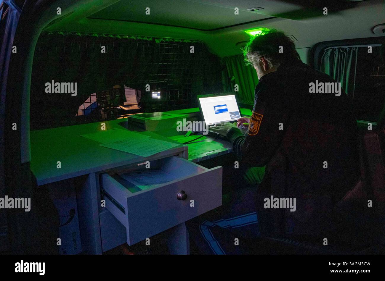 München, Deutschland. April 2025. Ein Polizist baut sein Radarsystem Poliscan FM1 in den frühen Morgenstunden für den Radarmarathon in Bayern auf. Ab 6,00 Uhr überwacht die Polizei die Straßengeschwindigkeit an rund 1.500 Kontrollpunkten in ganz Bayern 24 Stunden lang. Quelle: Peter Kneffel/dpa/Alamy Live News Stockfoto