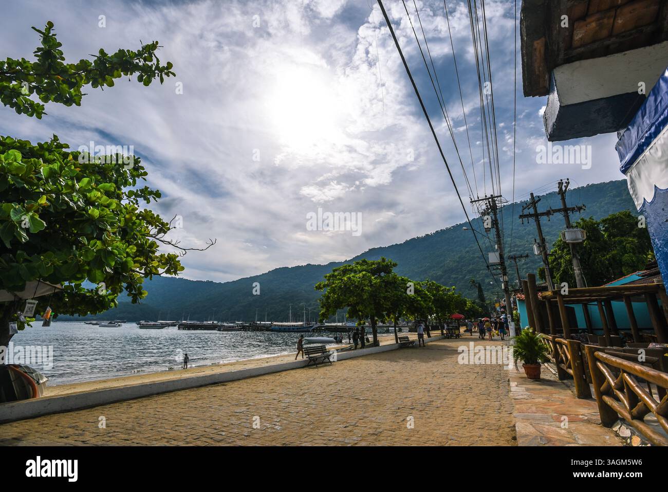 Uferpromenade in Vila do Abraão - Ilha Grande, Brasilien Stockfoto