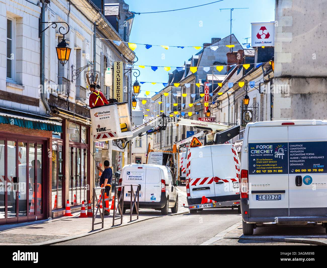Technische Teams auf verlängerten ARM-Plattformen, die Glasfaserkabel zu Geschäftsräumen verlegen - Loches, Indre-et-Loire (37), Frankreich. Stockfoto Technische Teams auf verlängerten ARM-Plattformen, die Glasfaserkabel zu Geschäftsräumen verlegen - Loches, Indre-et-Loire (37), Frankreich. Stockfoto