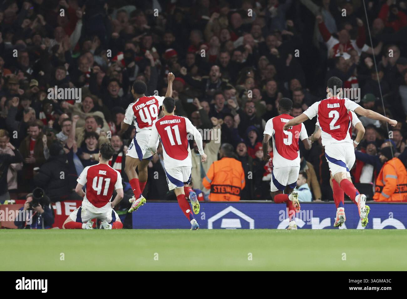 Declan Rice of Arsenal feiert am 8. April 2025 im Emirates Stadium in ...