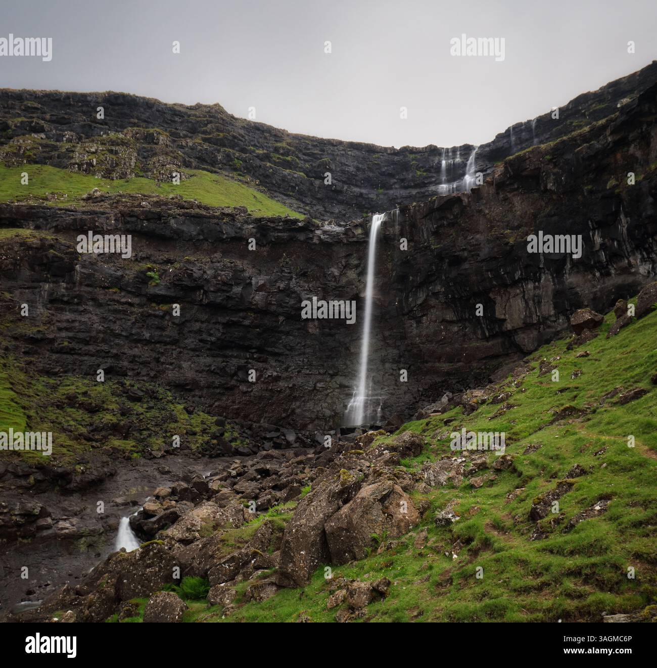 Wasserfall Fossa auf den Färöern, lange Exposition Stockfoto