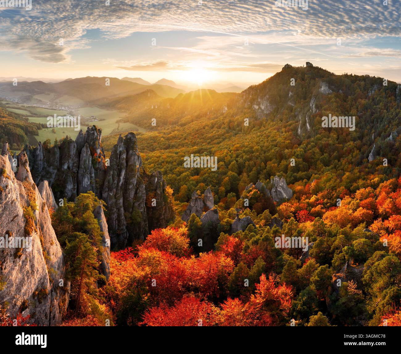 Wunderschöner Sonnenuntergang in den Bergen, Landschaftspanorama in Sulov im Herbst - Slowakei Stockfoto